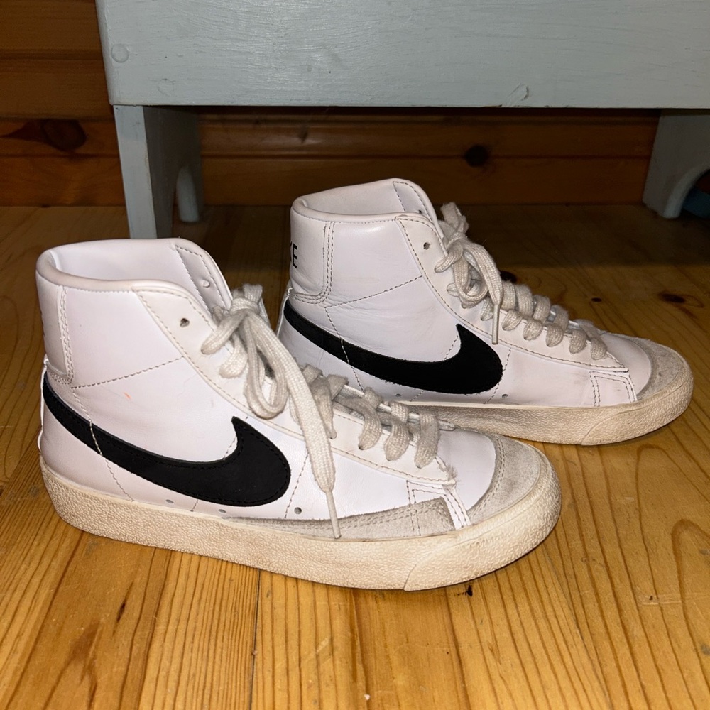 Nike Women’s Blazer Mid ‘77 (Size 6) White/Black